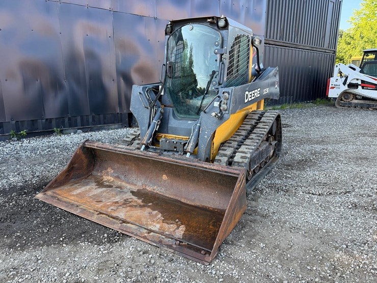 deere-323e-image-8