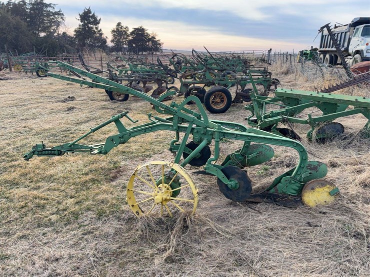 john-deere-pull-type-two-bottom-plow-image-6
