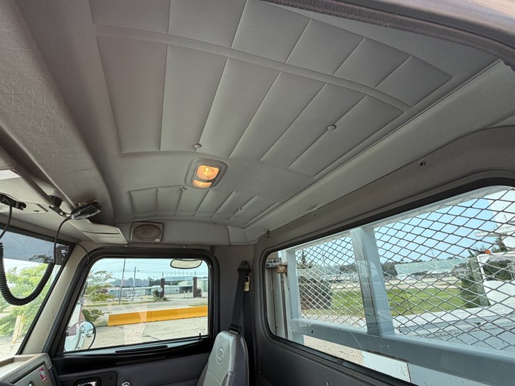 2007-peterbilt-335-image-65