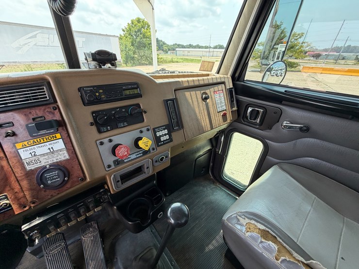 2007-peterbilt-335-image-63