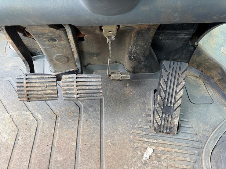 2018-caterpillar-440-image-22