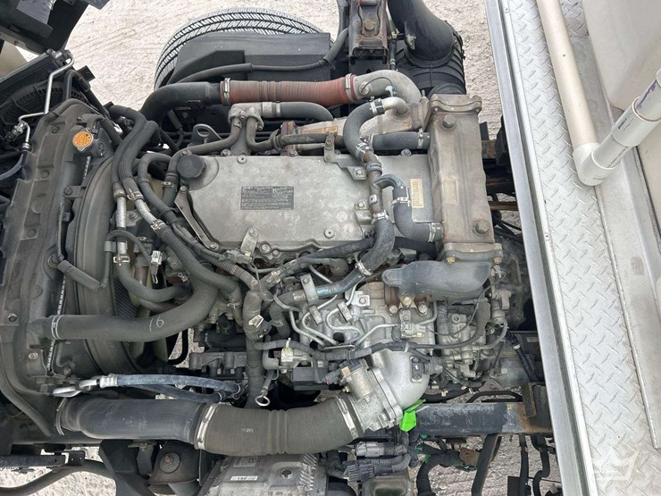2015-isuzu-npr-image-9