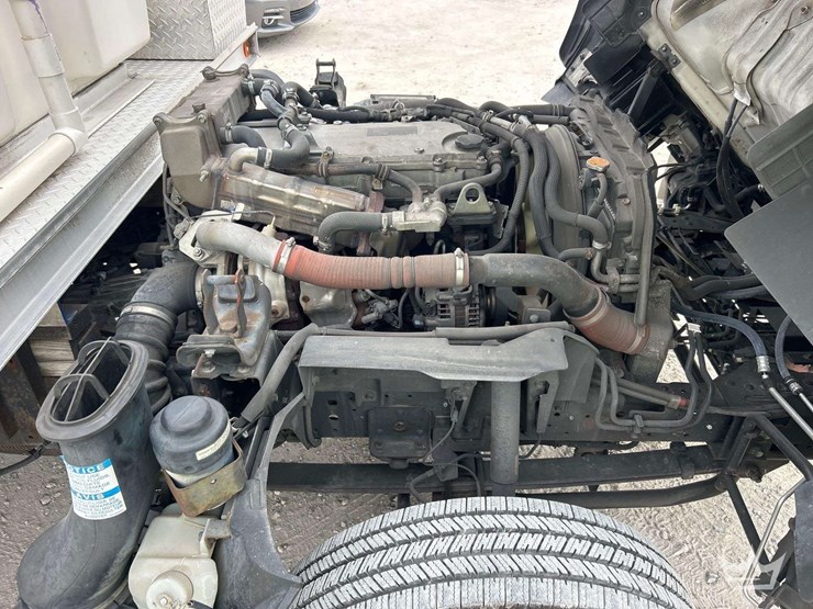 2015-isuzu-npr-image-11