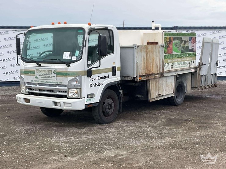 2015-isuzu-npr-image-1