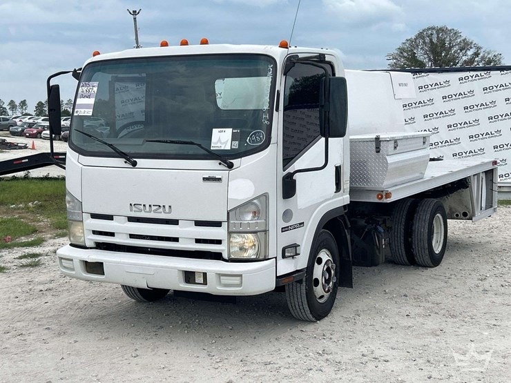 2015-isuzu-npr-image-1