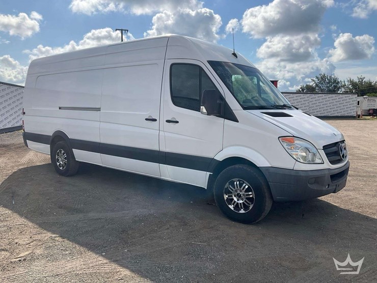 2013-mercedes-benz-sprinter-2500-image-2