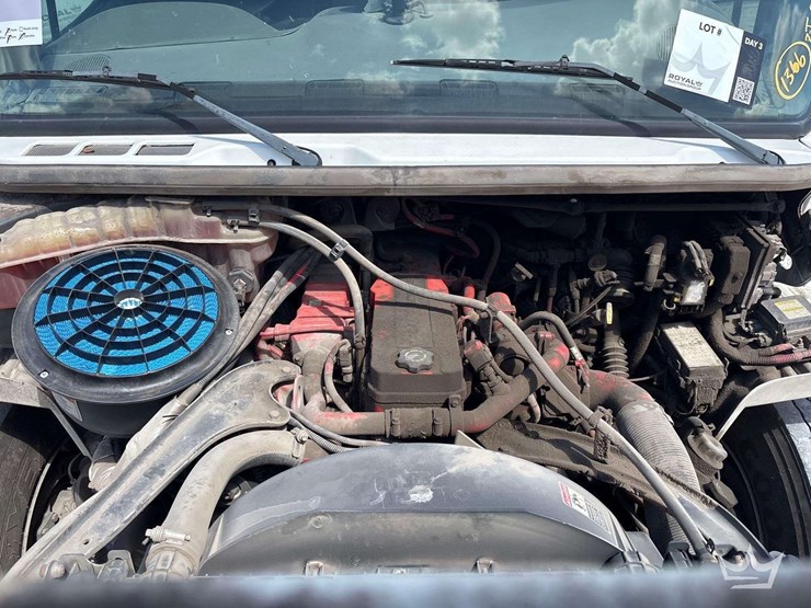 2017-freightliner-m2-106-image-7
