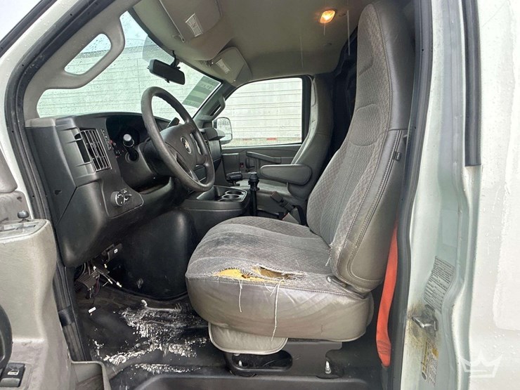 2017-chevrolet-express-2500-image-17