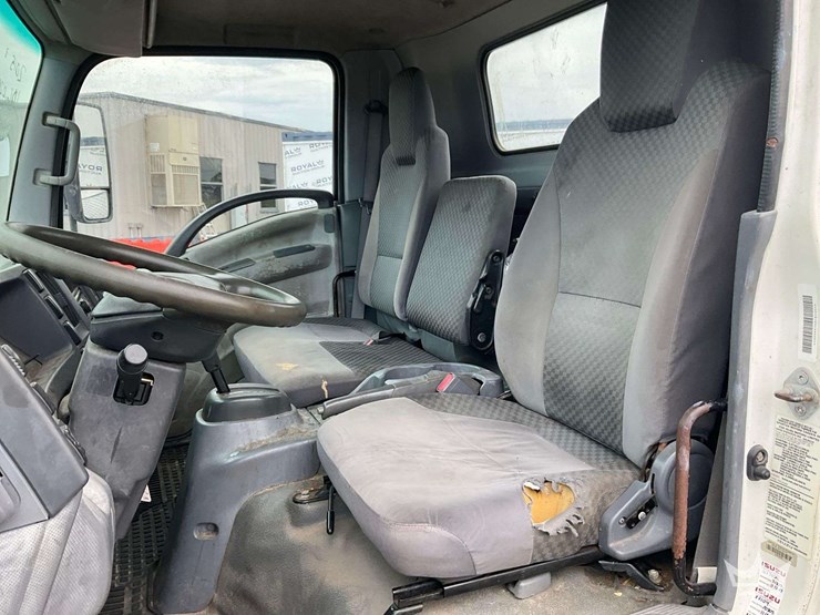 2015-isuzu-npr-image-18