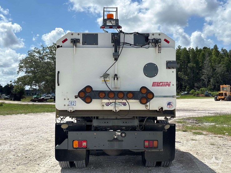 2017-freightliner-m2-106-image-33