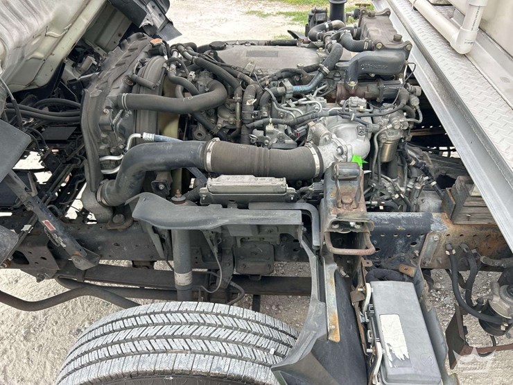 2015-isuzu-npr-image-10