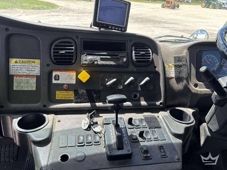 2017-freightliner-m2-106-image-20