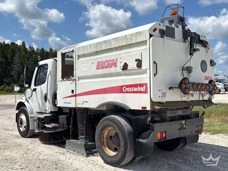 2017-freightliner-m2-106-image-4