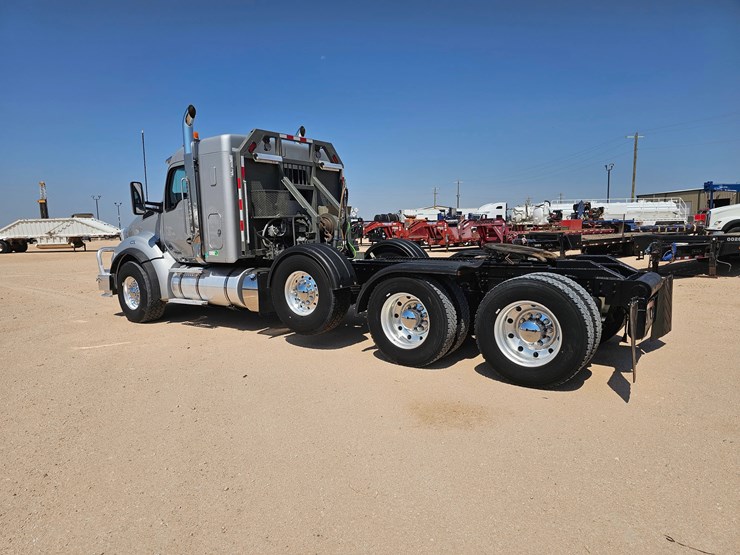 2022-kenworth-t880-image-3