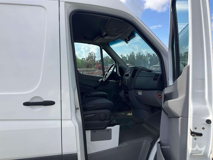 2013-mercedes-benz-sprinter-2500-image-18