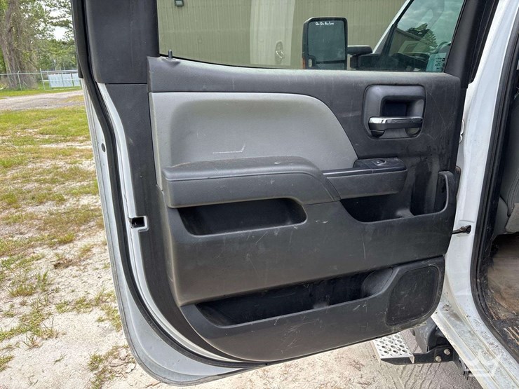 2022-chevrolet-silverado-6500hd-image-44