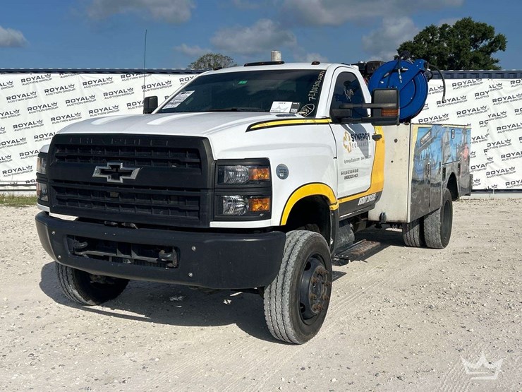 2022-chevrolet-silverado-5500hd-image-1