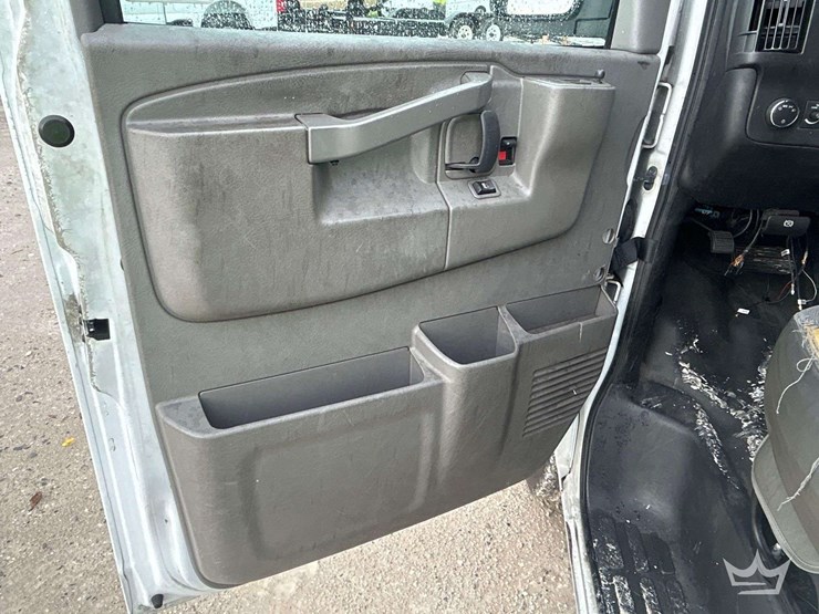 2017-chevrolet-express-2500-image-16