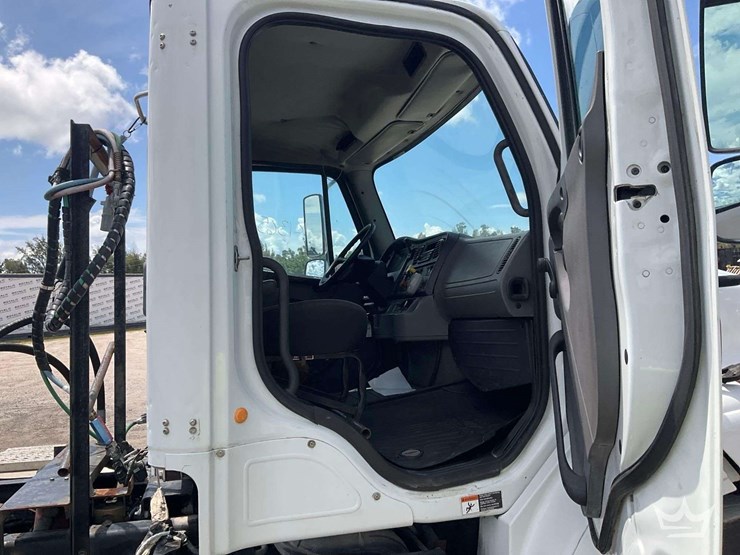 2013-freightliner-m2-112-t/a-wet-kit-day-cab-truck-tractor-image-28