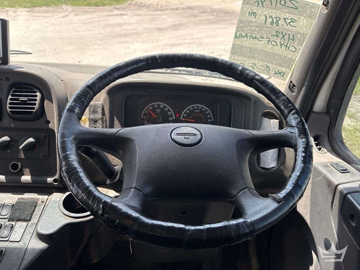 2017-freightliner-m2-106-image-21