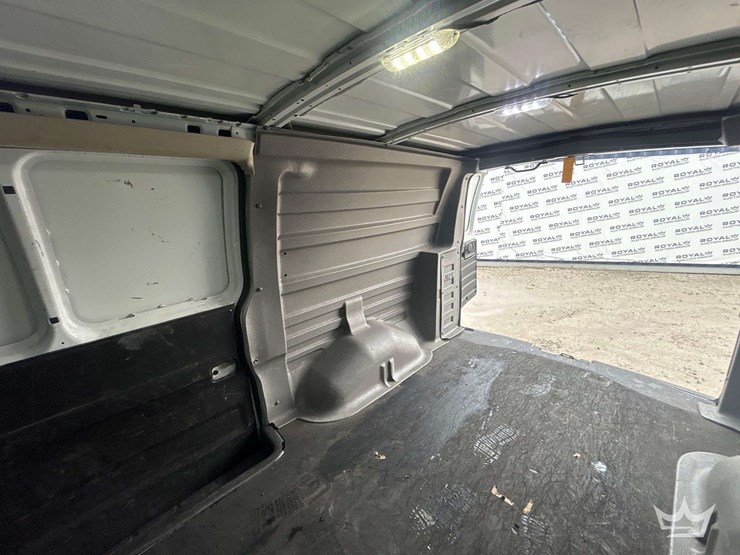2017-chevrolet-express-2500-image-14