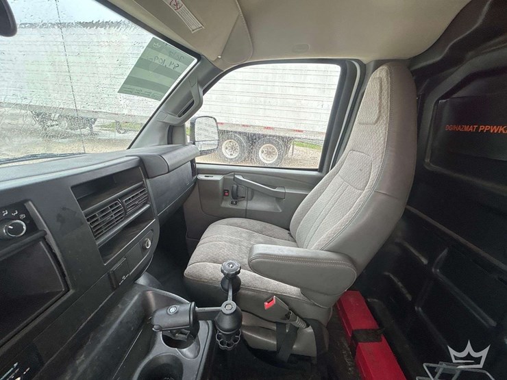2017-chevrolet-express-2500-image-24