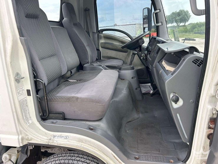 2015-isuzu-npr-image-28