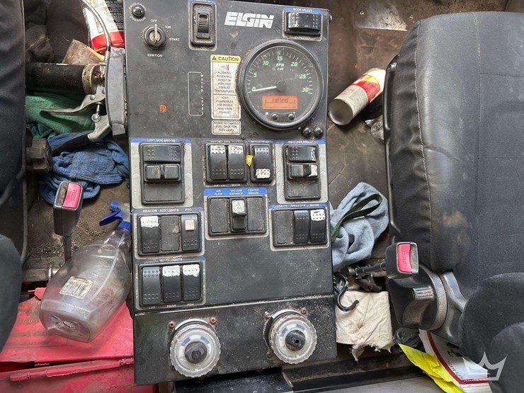 2017-freightliner-m2-106-image-19