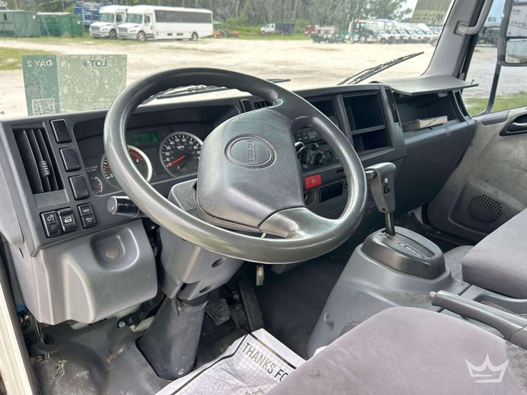 2015-isuzu-npr-image-14