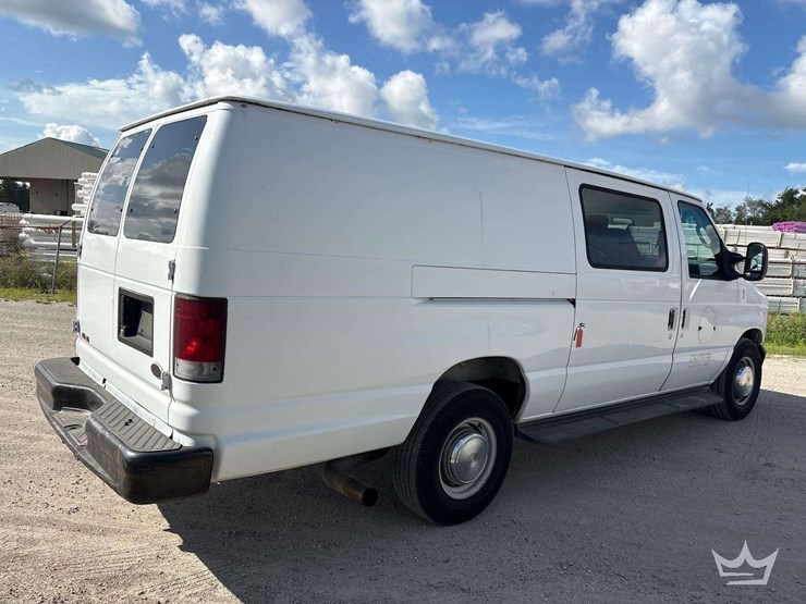 2004-ford-cargo-image-3