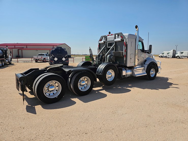 2022-kenworth-t880-image-4