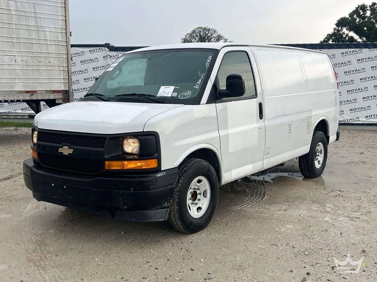2017-chevrolet-express-2500-image-1