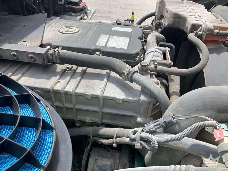 2013-freightliner-m2-112-t/a-wet-kit-day-cab-truck-tractor-image-9