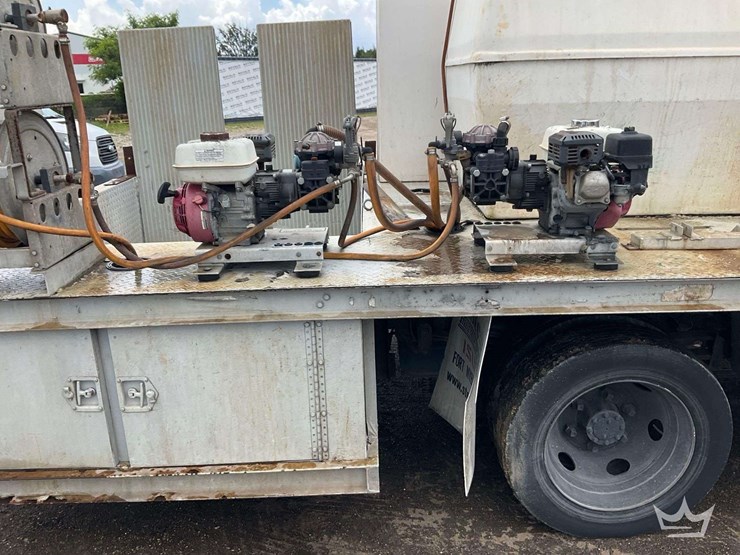 2015-isuzu-npr-image-21