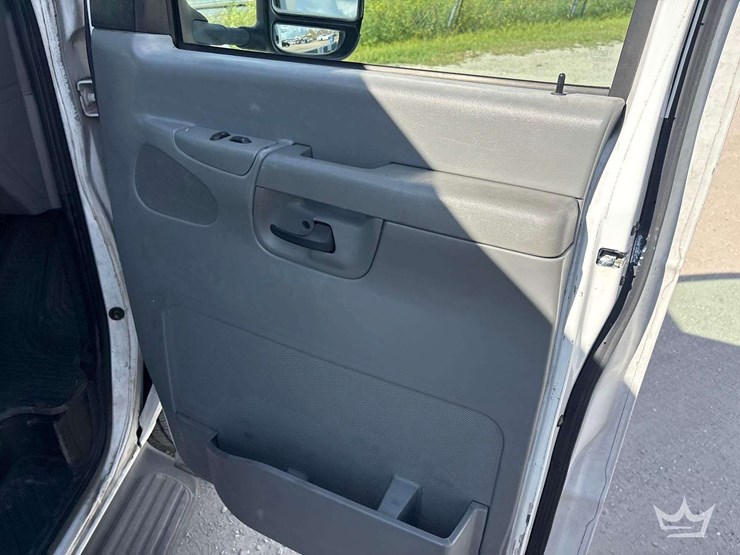 2004-ford-cargo-image-15