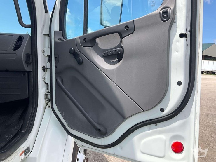 2013-freightliner-m2-112-t/a-wet-kit-day-cab-truck-tractor-image-27