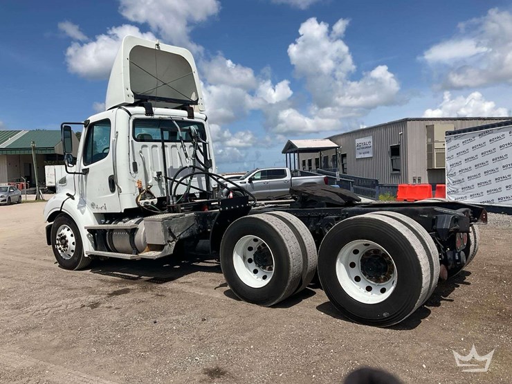 2013-freightliner-m2-112-t/a-wet-kit-day-cab-truck-tractor-image-4