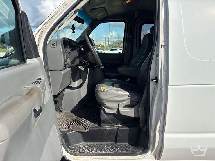 2004-ford-cargo-image-18