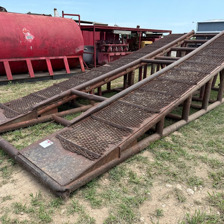 23’L x 9.5’W x 5.9’H HEAVY DUTY RIG / TRUCK RAMP, SKIDDED