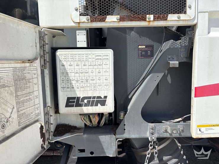 2017-freightliner-m2-106-image-27