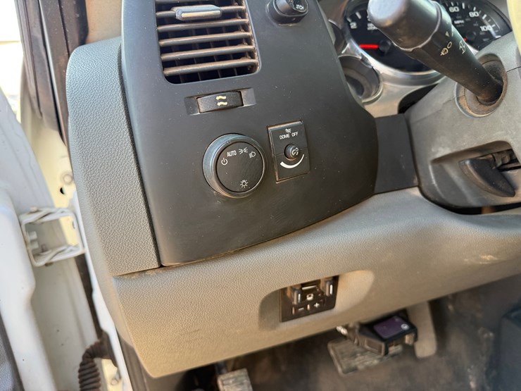 2010-chevrolet-silverado-3500hd-image-19