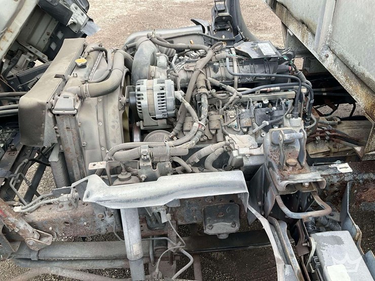 2015-isuzu-npr-image-5