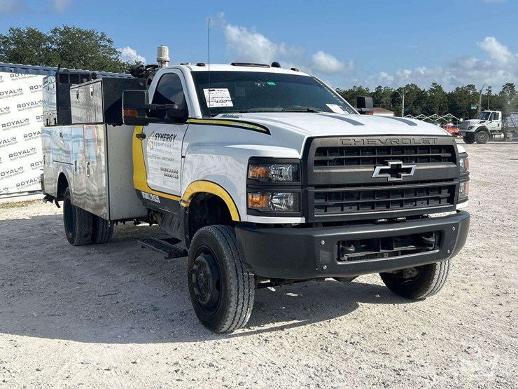 2022-chevrolet-silverado-5500hd-image-2