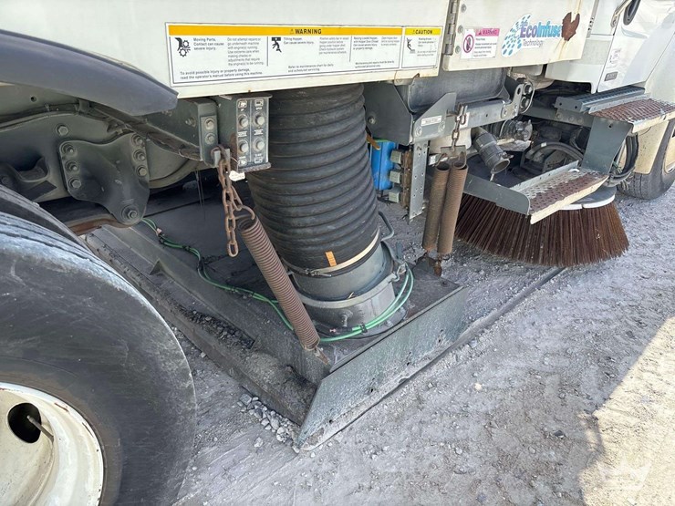 2017-freightliner-m2-106-image-29