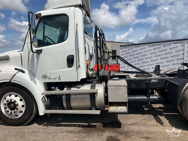2013-freightliner-m2-112-t/a-wet-kit-day-cab-truck-tractor-image-19
