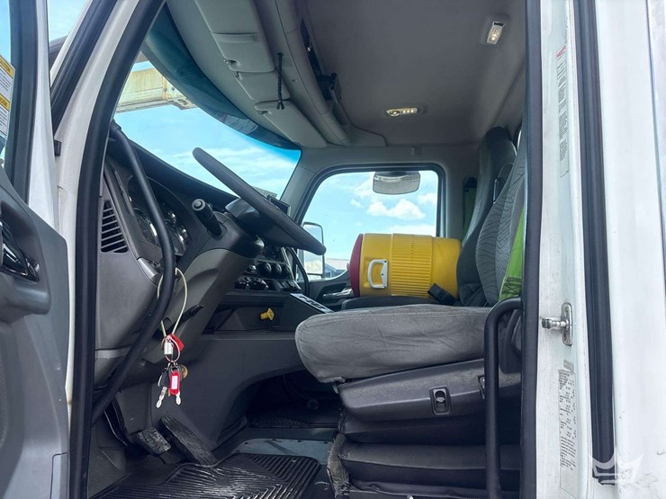 2016-kenworth-t880-image-16