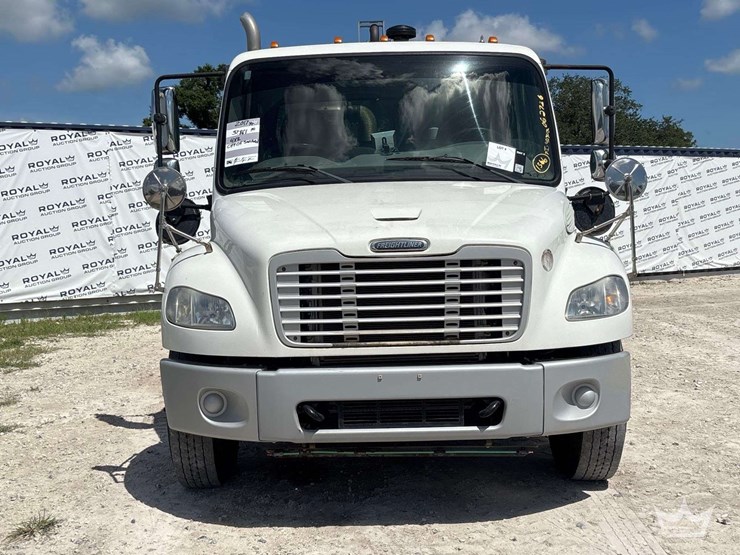 2017-freightliner-m2-106-image-34