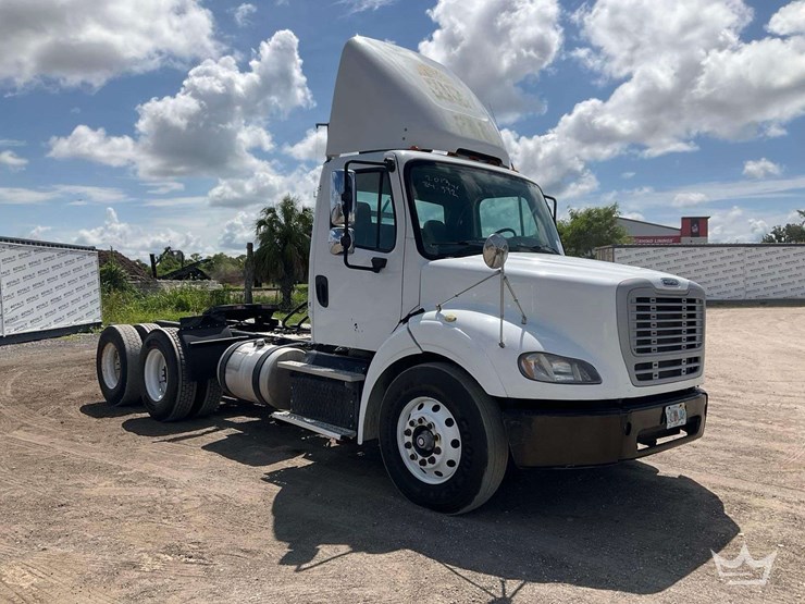 2013-freightliner-m2-112-t/a-wet-kit-day-cab-truck-tractor-image-2