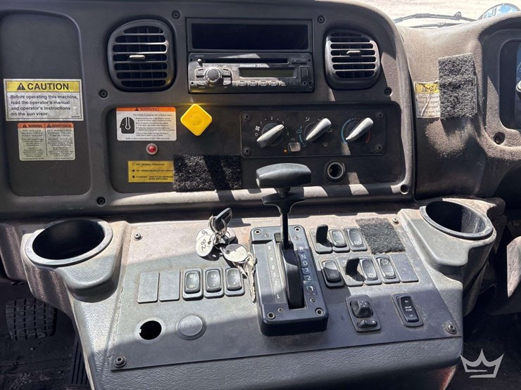 2017-freightliner-m2-106-image-18