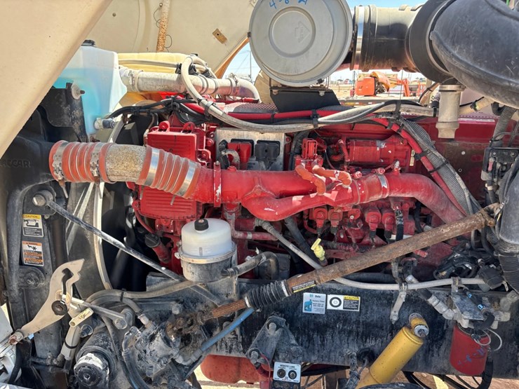 2010-peterbilt-367-image-11